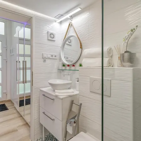 B2 Center, Dohany Street *