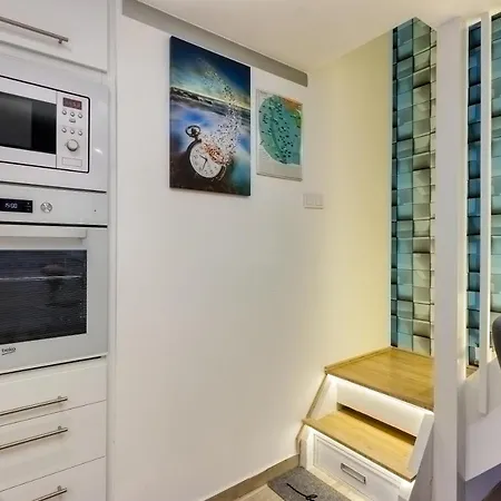 B2 Center, Dohany Street Apartment
