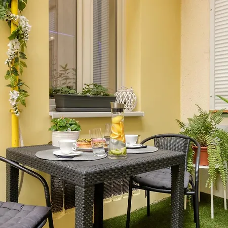 B2 Center, Dohany Street Apartamento