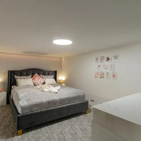 B2 Center, Dohany Street Apartment