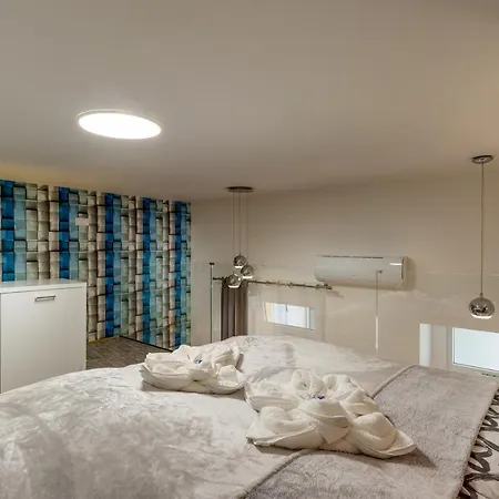 B2 Center, Dohany Street Apartment
